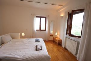 BarchiにあるCountry House Montesoffioのベッドルーム1室(白いベッド1台、窓2つ付)