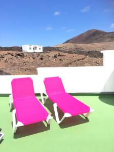 埃爾戈爾福的住宿－Volcano View，两张粉红色椅子彼此相邻