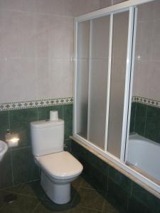 łazienka z toaletą, umywalką i wanną w obiekcie Pensión Risco w mieście Vimianzo