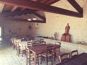 - un restaurant avec des tables et des chaises en bois dans une chambre dans l'établissement Agriturismo Serrafiori, à Casa Serrafiori