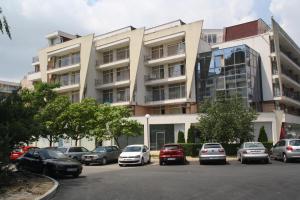 Grand Kamelia Apartment في ساني بيتش: موقف للسيارات مع وقوف السيارات أمام المبنى