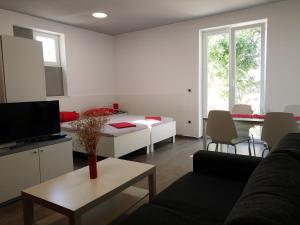 salon z kanapą i stołem w obiekcie Apartment Maric w Hvarze