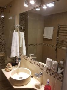 a bathroom with a sink and a mirror at Ashram in San Miguel de Tucumán