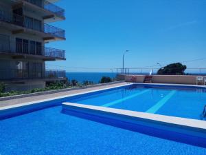 una piscina frente a un edificio en Apartamento en Salou-Vistas al Mar, en Salou