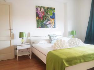 een slaapkamer met 2 bedden en een schilderij aan de muur bij Boutique Domus River Terrace in Rome