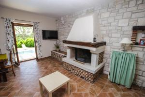 salon z kominkiem i telewizorem w obiekcie Villa Marinac w Poreču