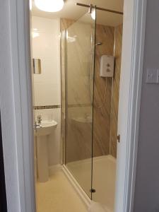 Ett badrum på Alexandra Lodge Guest House