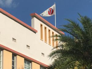 una bandera coreana ondeando en la parte superior de un edificio en Viscay Hotel en Miami Beach