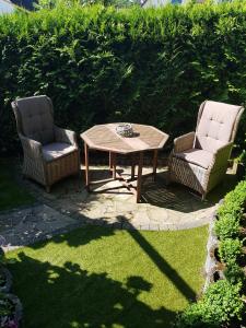 トラーベン・トラーバッハにあるFerienwohnung Eignerの庭の椅子2脚とテーブル