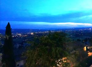 - Vistas a la ciudad por la noche en Suite Acquedotti en Assisi