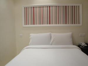 Katil atau katil-katil dalam bilik di Marina Royal Hotel Suites +35 gambar