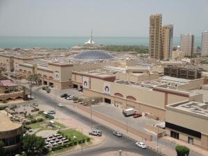Marina Royal Hotel Suites في الكويت: اطلالة على مدينة فيها شارع ومباني