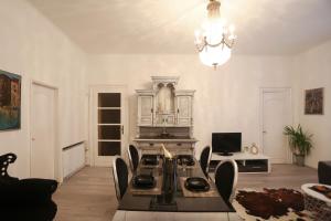 sala de estar con mesa de comedor y lámpara de araña. en Apartment Papalic Palace en Split