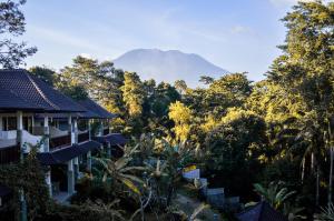 a mountain in the distance with houses and trees at Sweet Escape in Sidemen