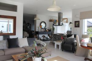 ein Wohnzimmer mit einem Sofa und einem Tisch in der Unterkunft Beautiful Bungalow CBD in Blenheim