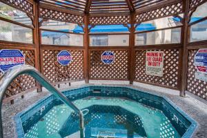 The swimming pool at or close to Seaport Village Inn, Avalon