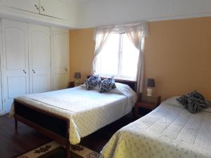 a bedroom with two beds and a window at Casa Oriente Viña in Viña del Mar