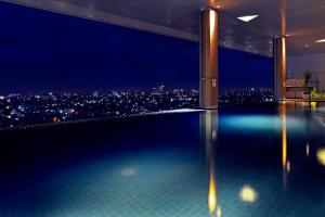 FOX Hotel Pekanbaru内部或周边的泳池