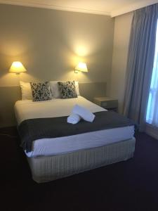 Postel nebo postele na pokoji v ubytování Ringwood Lake Inn