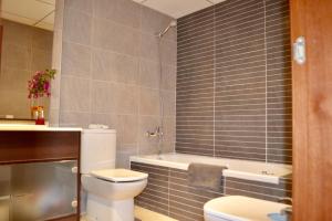 een badkamer met een toilet, een bad en een wastafel bij Apartamento Sweet Home in Malgrat de Mar