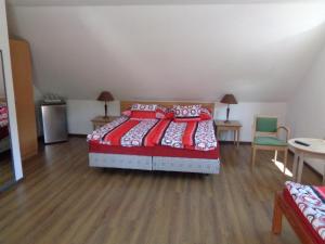 a bedroom with a bed and two tables and chairs at Gyöngyszemvendégház in Sátoraljaújhely