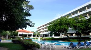 Bazén v ubytování Purimas Beach Hotel & Spa nebo v jeho okolí