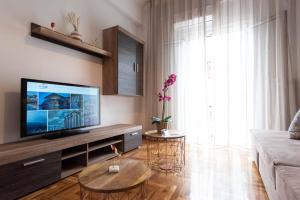 salon z telewizorem i kanapą w obiekcie Blue Ark Stylish Athens w Atenach