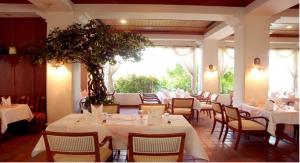 A restaurant or other place to eat at Purimas Beach Hotel & Spa