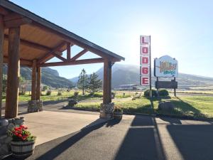 una señal para un hotel con una señal de motel en Holiday Lodge en Cody