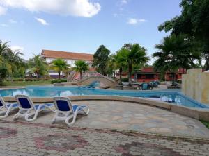 Бассейн в De Palma Resort Kuala Selangor или поблизости