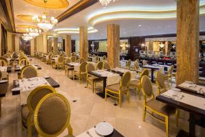 A Hoteli - Grand&Sky Hotel Tornik餐厅或其他用餐的地方