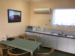 Kuchyň nebo kuchyňský kout v ubytování Sheffield Motor Inn
