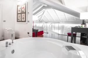 una grande vasca da bagno bianca in una stanza di Hotel Villa Fanny a Cagliari