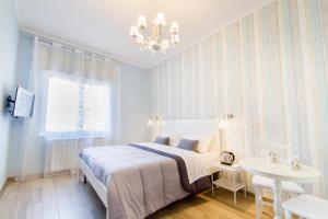 1 dormitorio con cama, mesa y lámpara de araña en B&B Margarita, en Nápoles