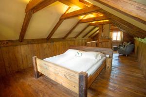 1 dormitorio con 1 cama en una habitación con techos de madera en Chalet Altaussee, en Altaussee