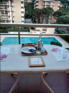 サン・ラファエルにあるApp French Rivieraの食器一皿とボトル