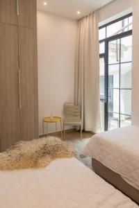 sypialnia z łóżkiem, stołem i oknem w obiekcie AllStar Boutique House in DownTown, direct connection with airport w Atenach