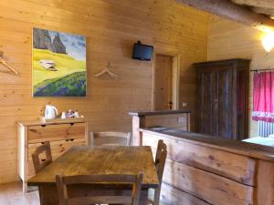 a dining room with a table in a cabin at Ca dal Cros in Campertogno
