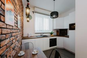 Η κουζίνα ή μικρή κουζίνα στο ShortStayPoland Aleje Jerozolimskie (B59)