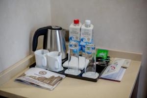 Příslušenství pro přípravu čaje a kávy v ubytování Bashkiria Hotel