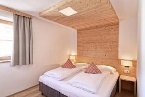 um quarto com uma cama num quarto em Schäfer Apartments em Sesto