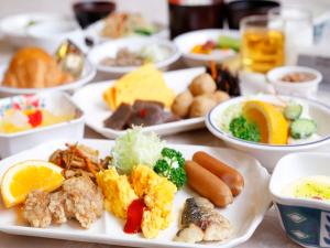 una mesa llena de platos de comida con diferentes alimentos en Sakudaira Plaza 21, en Saku