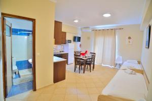 Kuchyňa alebo kuchynka v ubytovaní Beach House + 37 fotografií