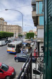 Una calle muy transitada de la ciudad con coches y un autobús. en Monte Palace Palermo, en Palermo