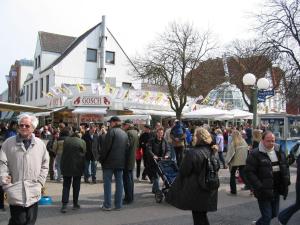Une foule nombreuse de gens se promenant autour d'un marché dans l'établissement Einzimmerappartement-fuer-zwei-Personen, à Westerland
