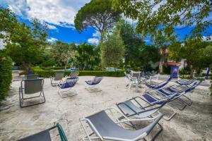 grupa krzeseł ogrodowych siedzących na patio w obiekcie Ambra Sorrento Suites Short Rent w Sorrento