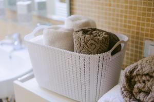 una cesta blanca llena de papel higiénico en un mostrador en Attico dell'Artista, en Desenzano del Garda 21 fotos más