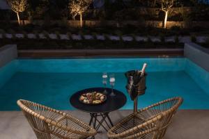 A piscina localizada em My Mykonos Hotel ou nos arredores