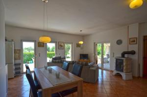 ein Wohnzimmer mit Tisch und Kamin in der Unterkunft Sistak House in Rovinj