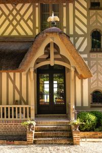 オンフルールにあるNew Cottage & spa de nage Guesthouseの階段と鳥の上の建物の玄関